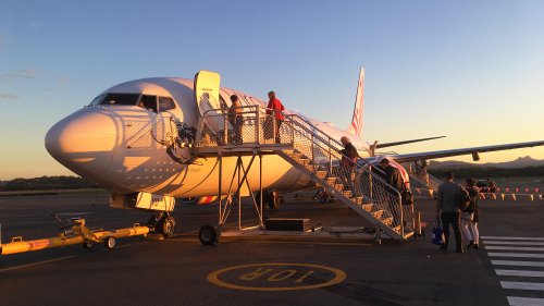 夕方の空港で搭乗を待つ旅客機