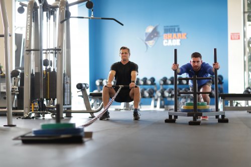 ボンド大学のトレーニング施設でトレーニングするアスリート