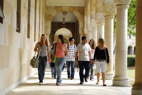 クイーンズランド大学の回廊を歩く学生たち