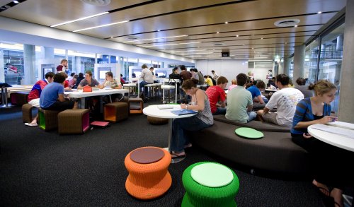 クイーンズランド大学の図書館・学習スペースで学ぶ学生たち