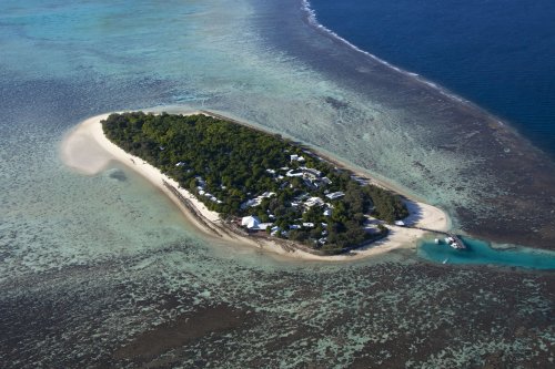 グレートバリアリーフに浮かぶサンゴ礁の島
