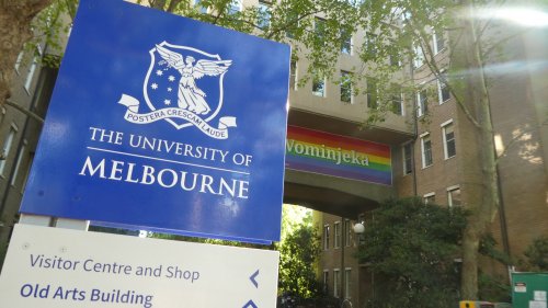 The University of Melbourneのロゴが入った案内看板