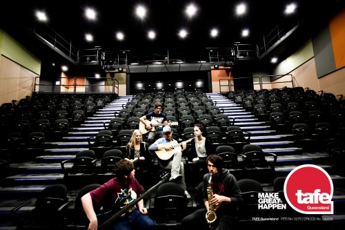 TAFE Queenslandのキャンパスでギターを演奏する学生たち
