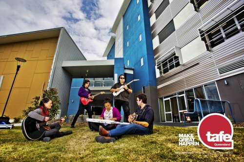 TAFE Queensland Coomeraキャンパスのパフォーマンスセンターで楽器を手にする学生たち