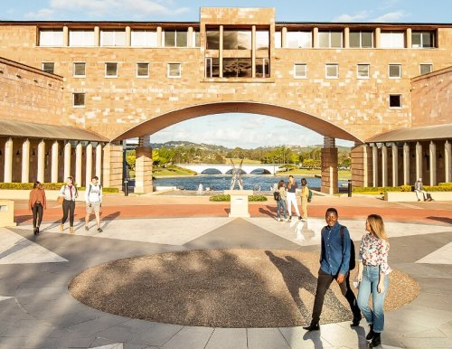 ボンド大学 ゴールドコーストキャンパスの象徴的なアーチと水辺