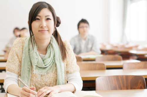 図書館の席に座る女子学生