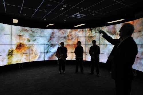 UniSCの大型ディスプレイウォールでデータを可視化して学ぶ様子