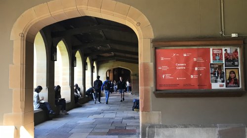 シドニー大学キャンパスのキャリアセンター前を歩く学生