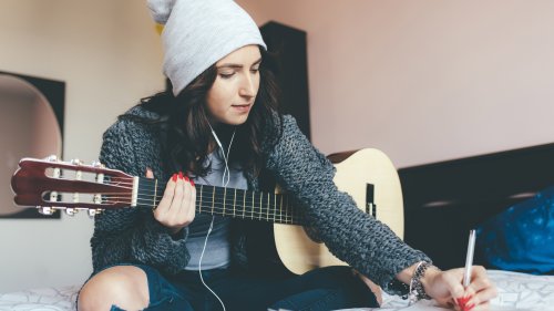音響機材やカメラを使って制作に取り組む学生のイメージ