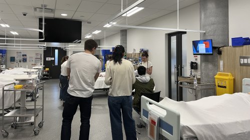 シドニー大学の医療系の実習室で説明を受ける学生