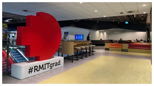 RMITgradと書かれた赤い球体のオブジェがある学内スペース
