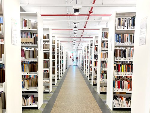 シドニー大学の図書館の書架