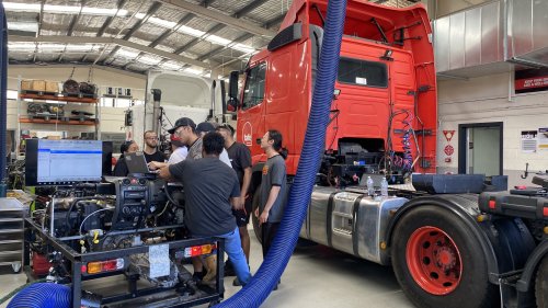 TAFE Queensland Ashmoreキャンパスの実習場で大型車両の整備実習を行う学生