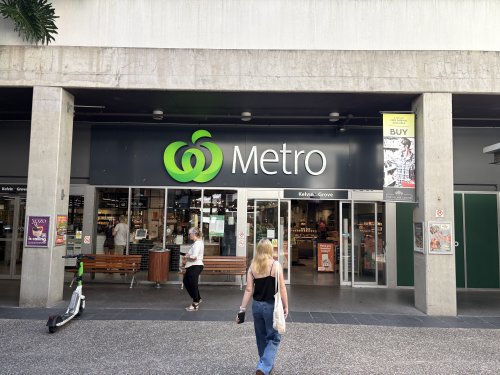 Woolworths Metro の正面入口