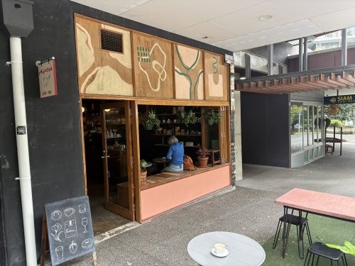 The Menagerie――昼のカフェ＆夜のバー、アート・ライブミュージック空間