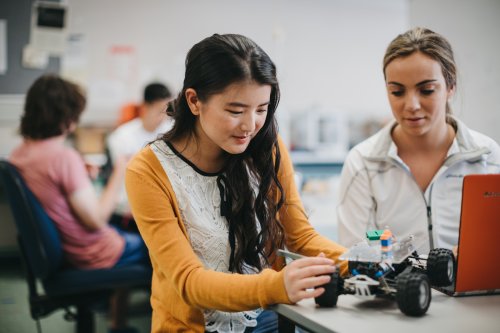 西オーストラリア大学の工学部で実験機器に取り組む学生