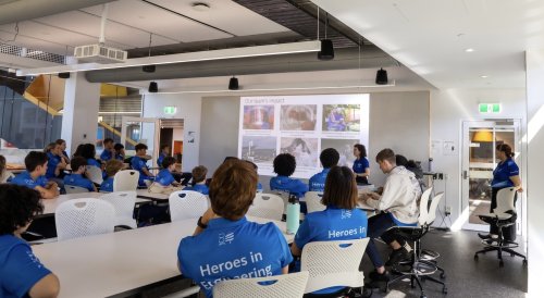 ジェームズクック大学の工学部で授業を受ける学生たち
