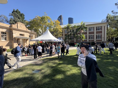 QUT Gardens Pointキャンパス内、学生たちで賑わうオープンデーの様子