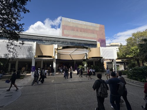 クイーンズランド大学のキャンパスを行き交う学生