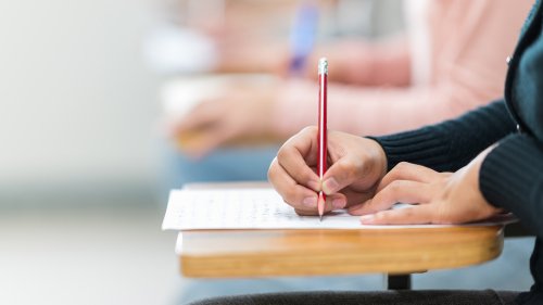 出願書類を準備する学生