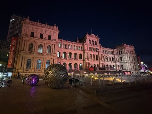 ライトアップされた夜のTreasury Building