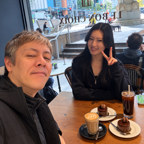 ブリスベン市内のカフェで近況を話す畑中あいかさんと、担当カウンセラーの林 真生