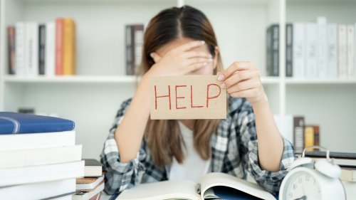 試験勉強中に頭を抱える学生